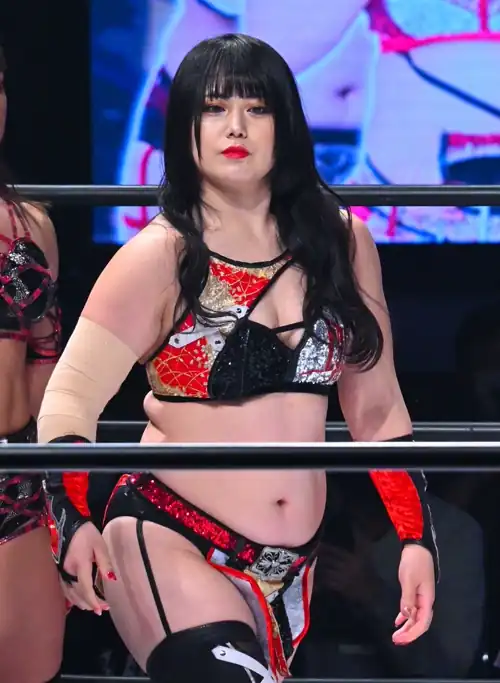 Anyone else miss black hair Maika?