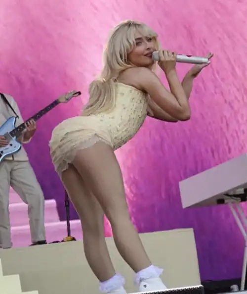 Sticking out dat bum 