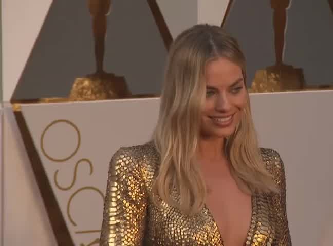Margot’s gold dress at the Oscars (2016) 