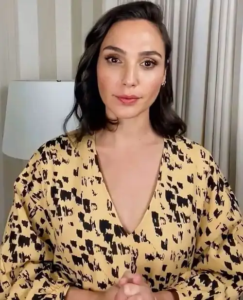 Thanks to Goddess Gal Gadot I must pay my landlord every month sucking him off. 