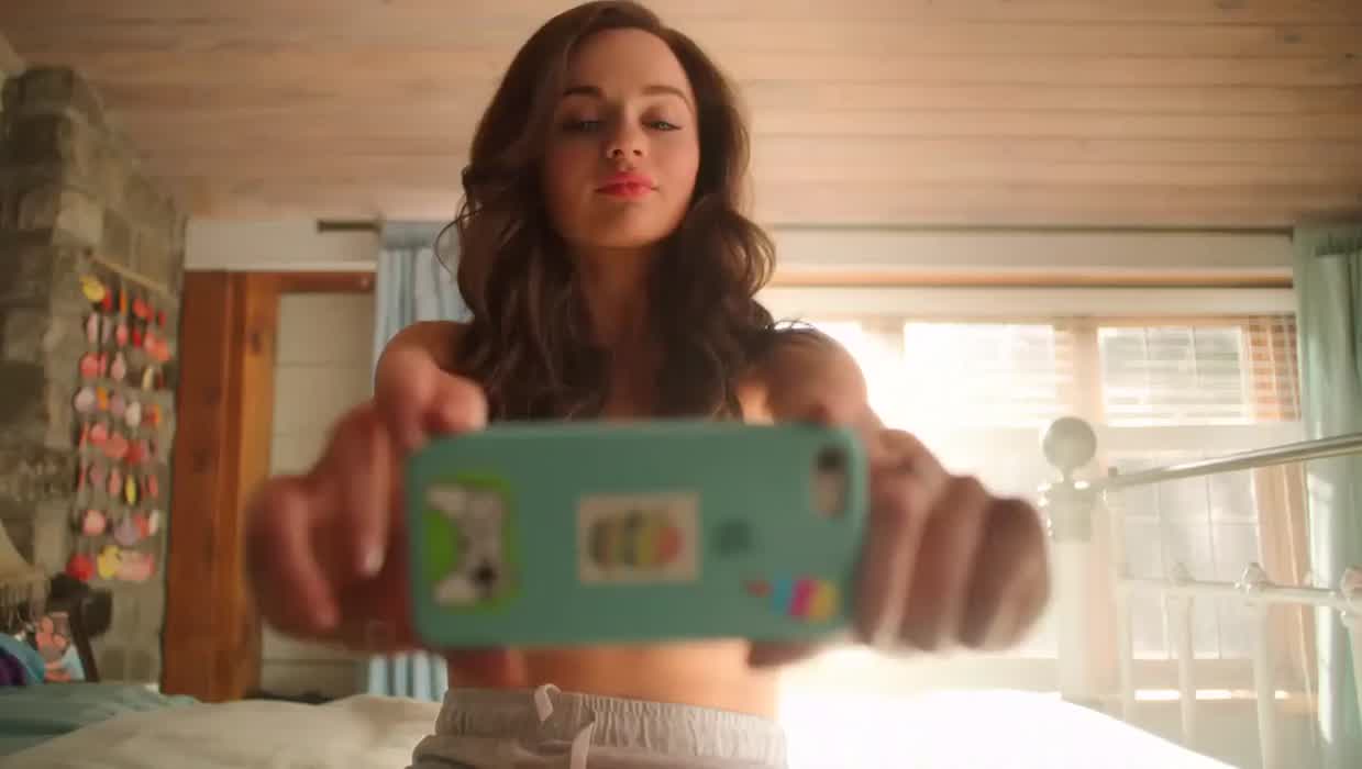 Joey takes a naughty selfie