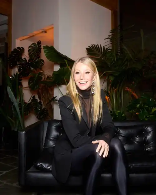 Another fantastic pic of Gwyneth in those tight pants