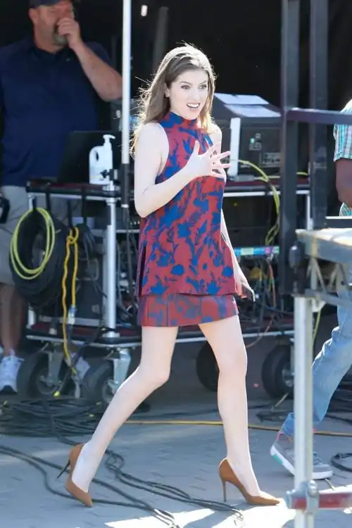 With her perfect legs and heels she gets me so turn on. 