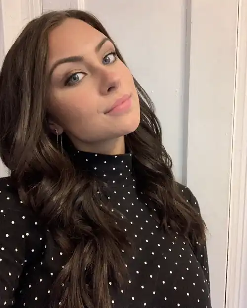 Brunette / blue eyes / curls