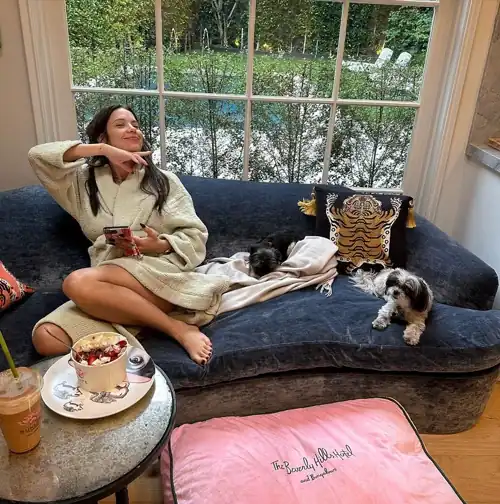“Morning loveys” IG 9/21/2023
