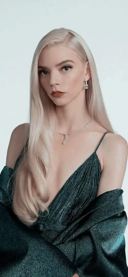 Anya is so perfect, I can’t help but stroke my big cock to her, dm me