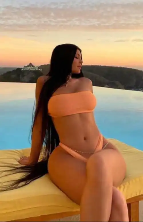 I would love to be a good little sissy slut for her dm me 