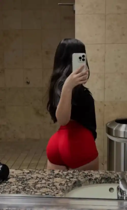 I want to be a girl with a fat ass so I can tease men at the gym in yoga shorts 