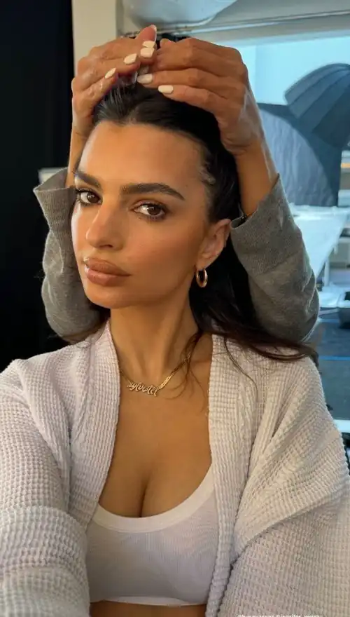 Emily Ratajkowski 