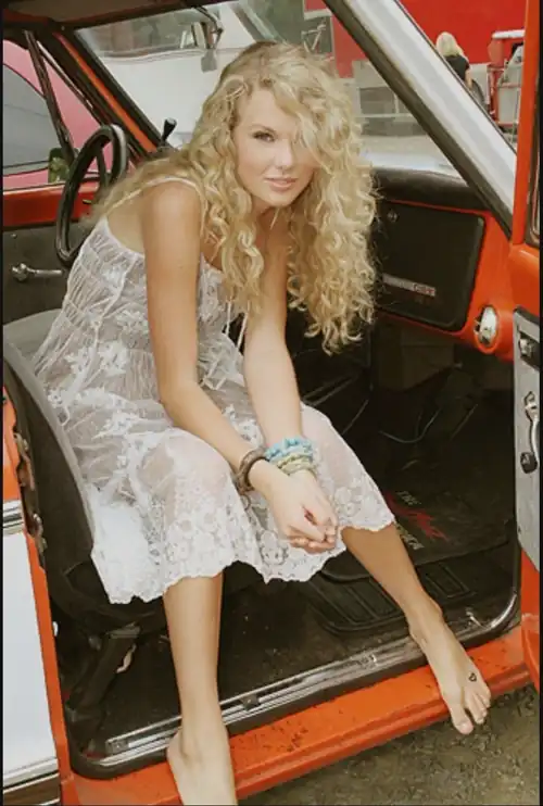 Some people complain that Taylor runs around stage like a little kid while barefoot. Me: I find it adorable.