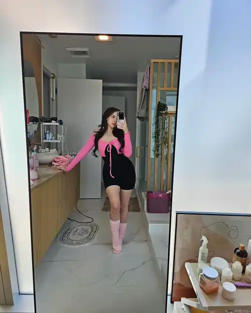 Any buds want to help me worship and cum for Pokimane