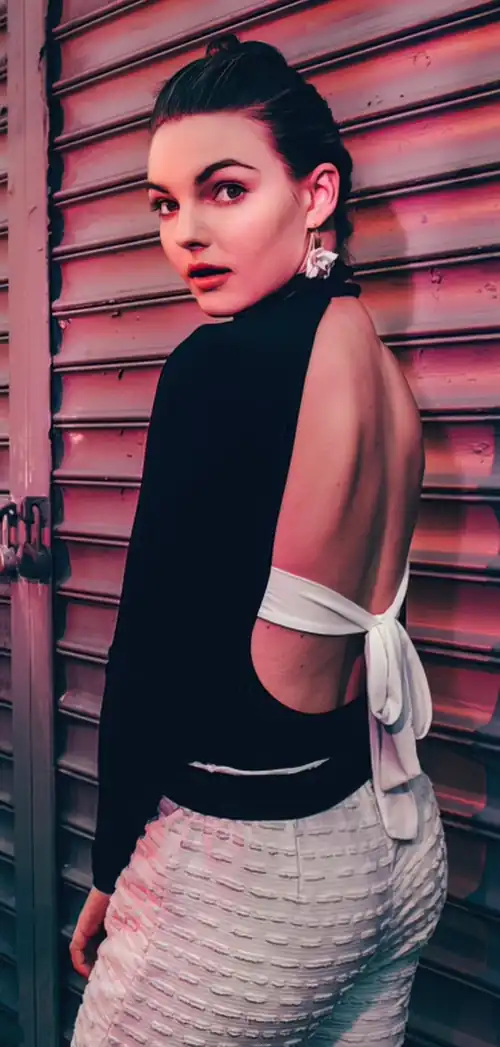 Camren Bicondova sexy look 🍑