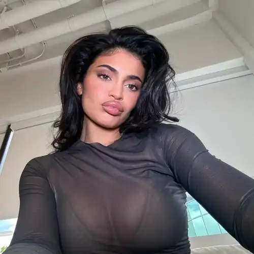 Gooning the whole night to her, dm me to join the group.