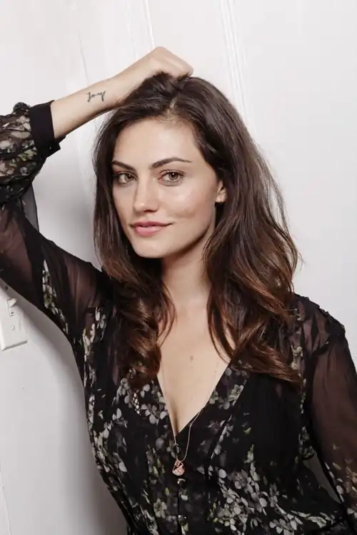 Phoebe Tonkin 