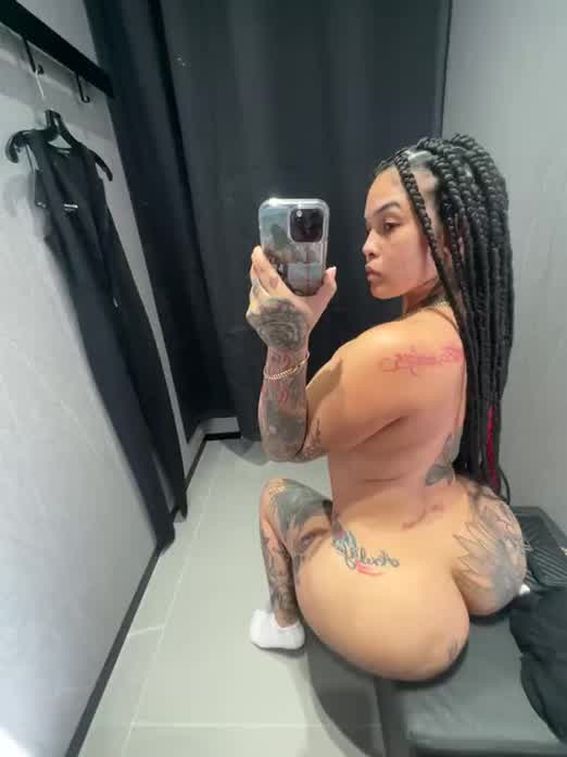 Look at that ass clench