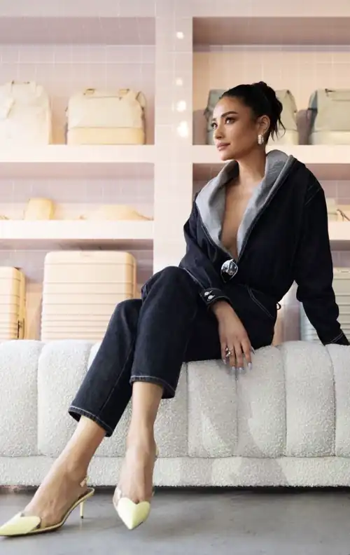 She's so fine 😍 love those heels 