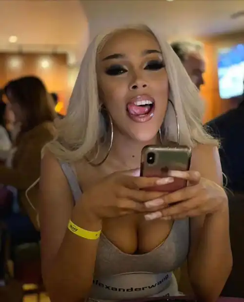 Tell Doja what you’d do to/with her Snap: DojafatXXX 