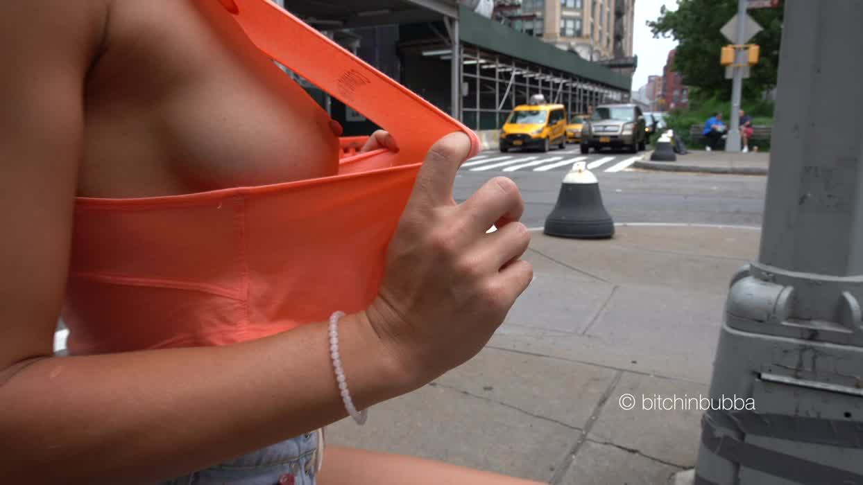 Major sideboob view