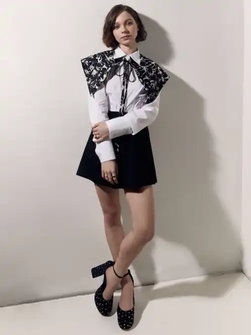 Emma Myers sexy legs