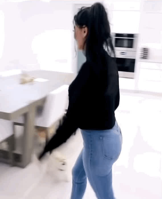 We need Lia in jeans more 😍