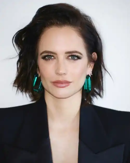 Eva with green earrings.