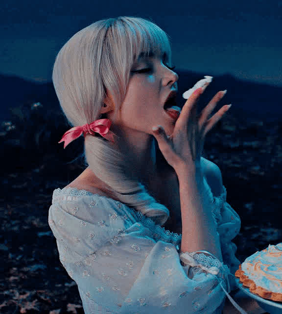 Dove sucking 🥵