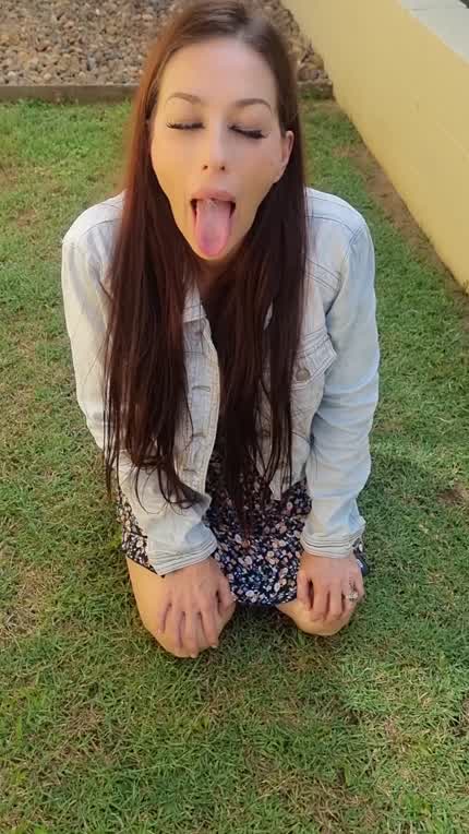 Mommy going deep at the park 🍆💦👄