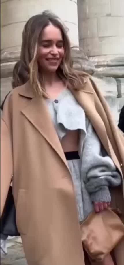 Those little tits wanna pop out so bad 