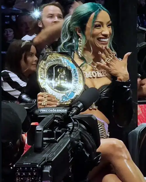 The true goddess of wrestling (and is that oil on her leg?🧐)