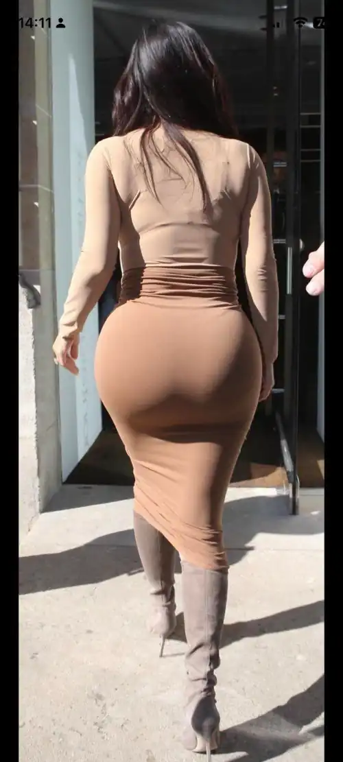 Kim’s Huge Ass makes me so weak