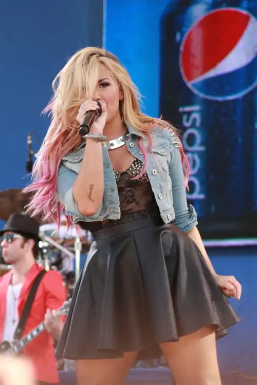 Blonde Demi (2012)