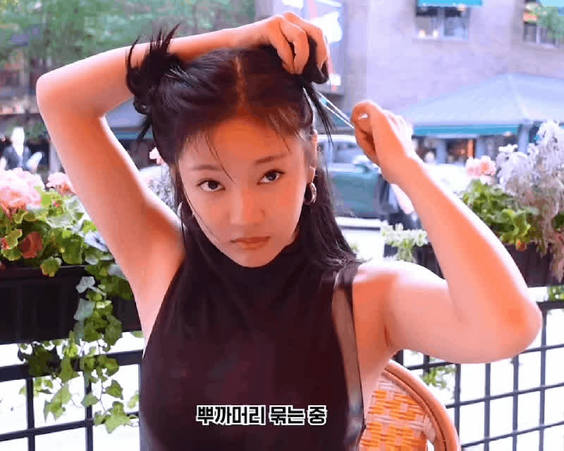 Ningning Tying Hair 🖤