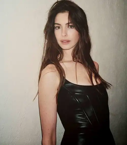 I would nut in my pants if Goddess Anne Hathaway ever looked at me like this. Her perfect face can make me climax like a sprinkler