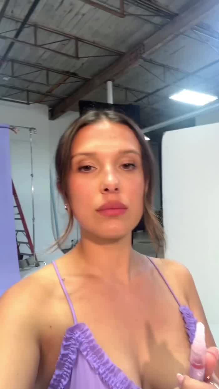 Millie touching up her lips 💋