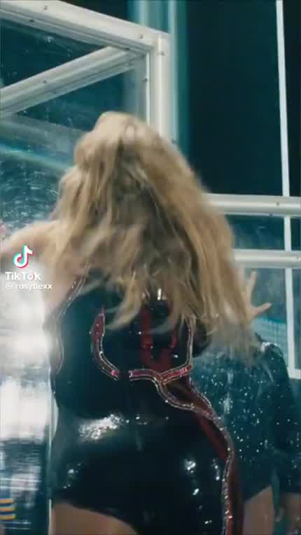 Her ass in the first clip 🤤🤤