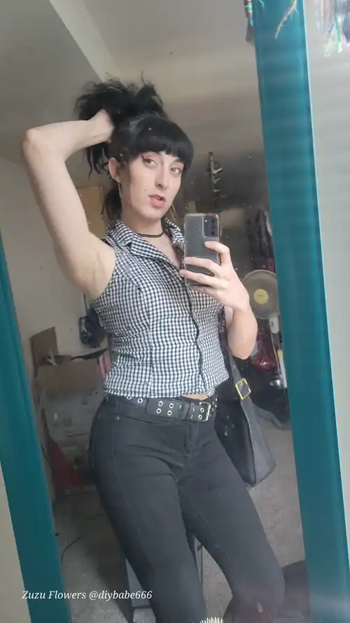 In love with this top, I feel like a vintage mom lol 🌞 I'm super picky about clothes I'm trying to find one similar 