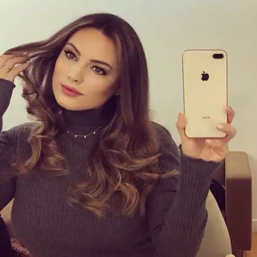 Kelly taking a beautiful mirror selfie