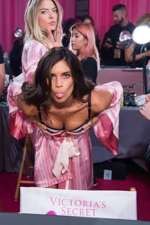 Sara and Martha backstage 