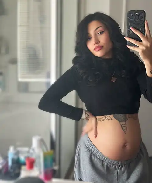 Need someone to rub oil on my pregnant belly and swollen tits🥺